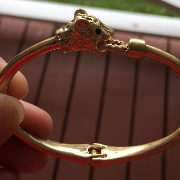 Accessories - NWOT Cute lion clasp bracelets